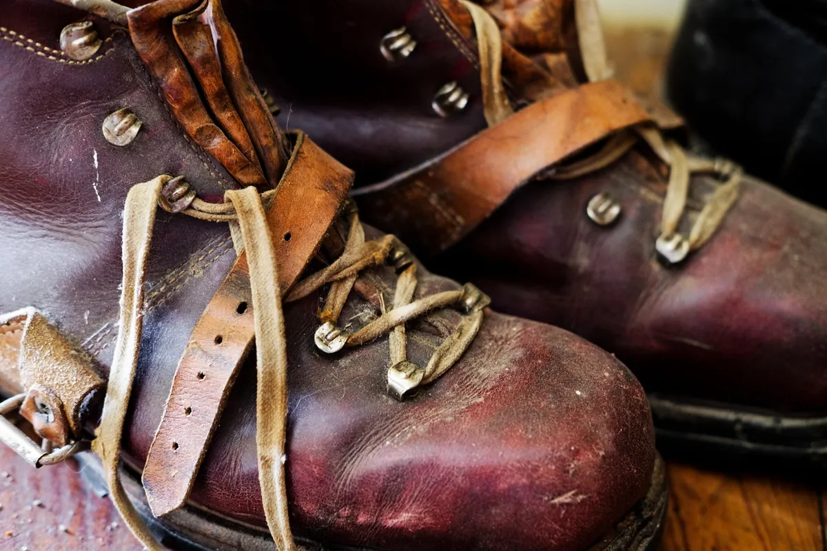 Alte, abgetragene Lederwanderschuhe