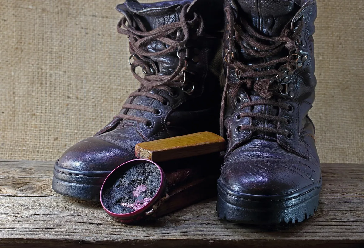 Schnürstiefel mit Schuhcreme und Bürste