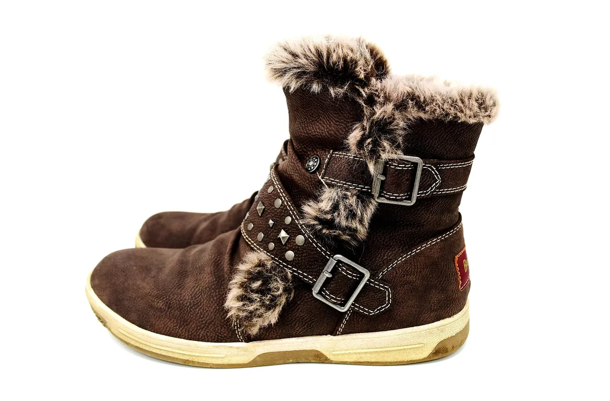 Braune Winterstiefel mit Fellrand und Schnallen